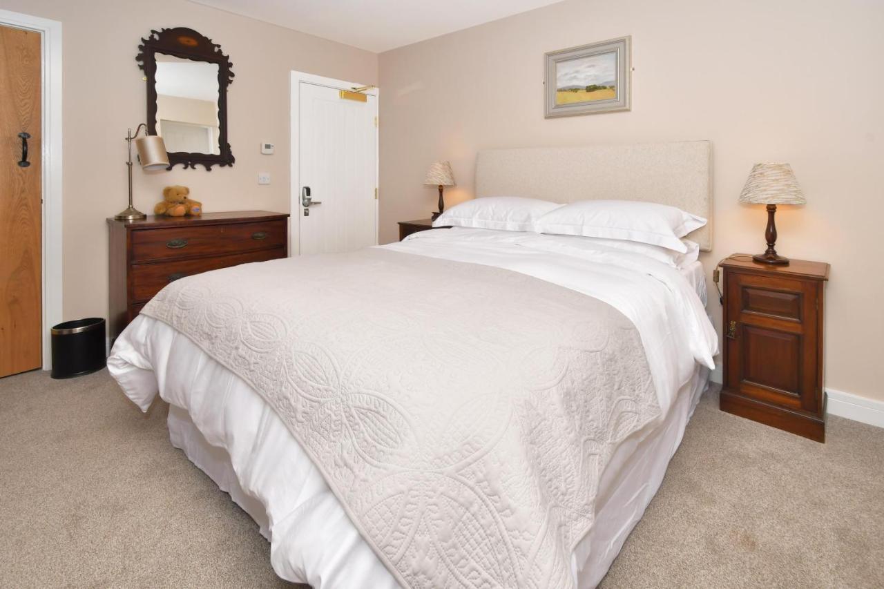 Отель The Royal Oak Biddulph  Экстерьер фото