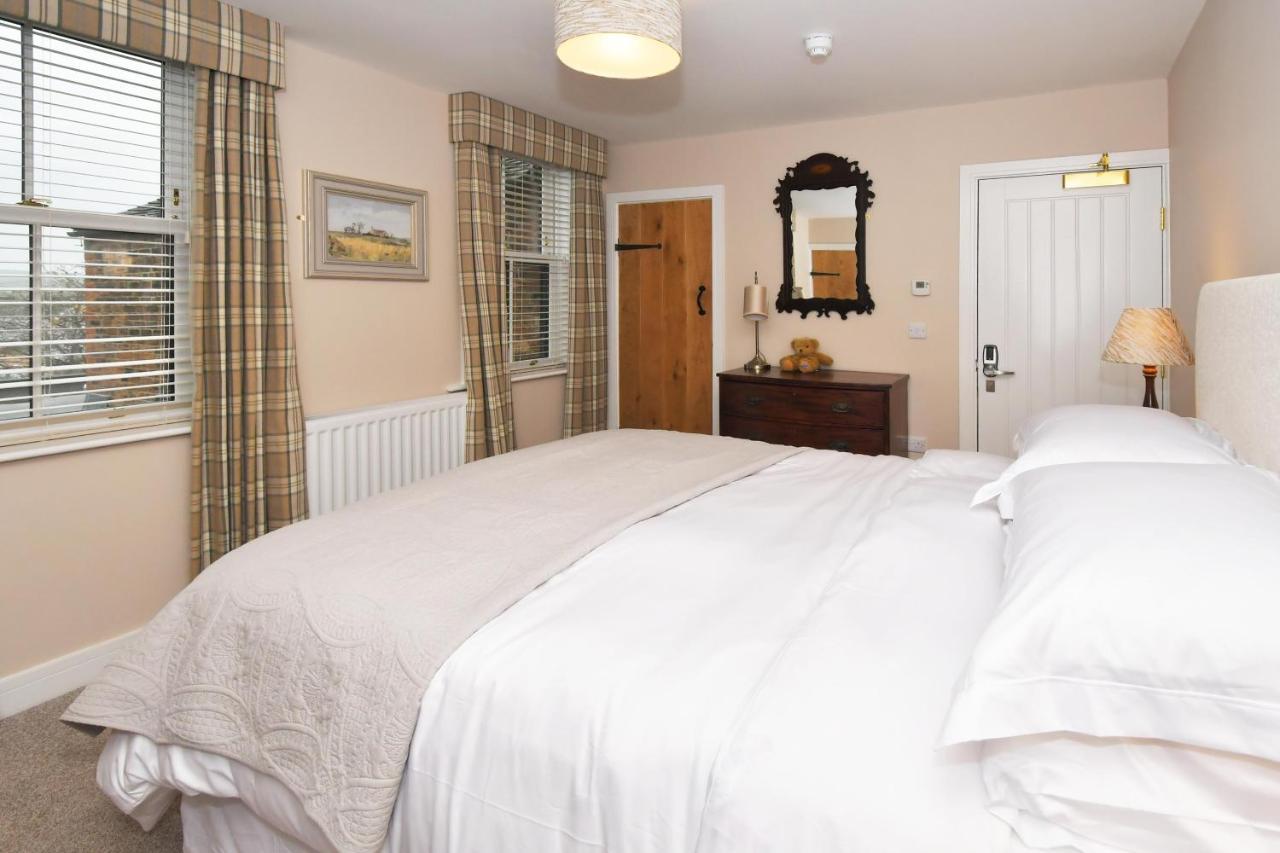 Отель The Royal Oak Biddulph  Экстерьер фото