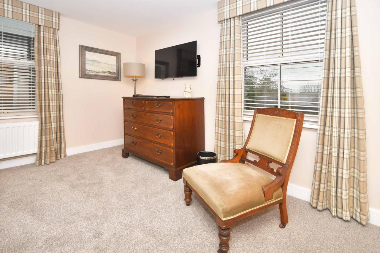 Отель The Royal Oak Biddulph  Экстерьер фото