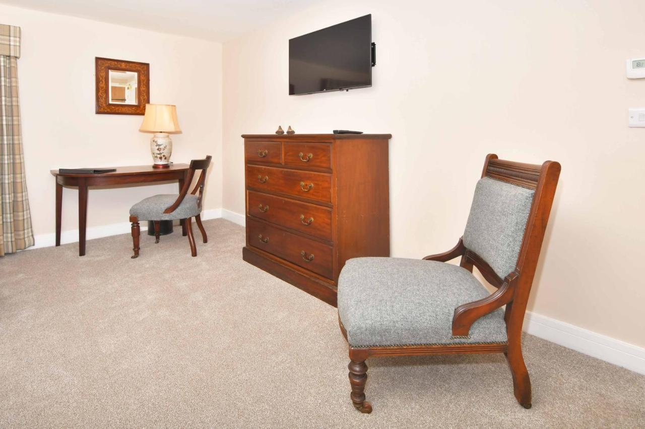 Отель The Royal Oak Biddulph  Экстерьер фото