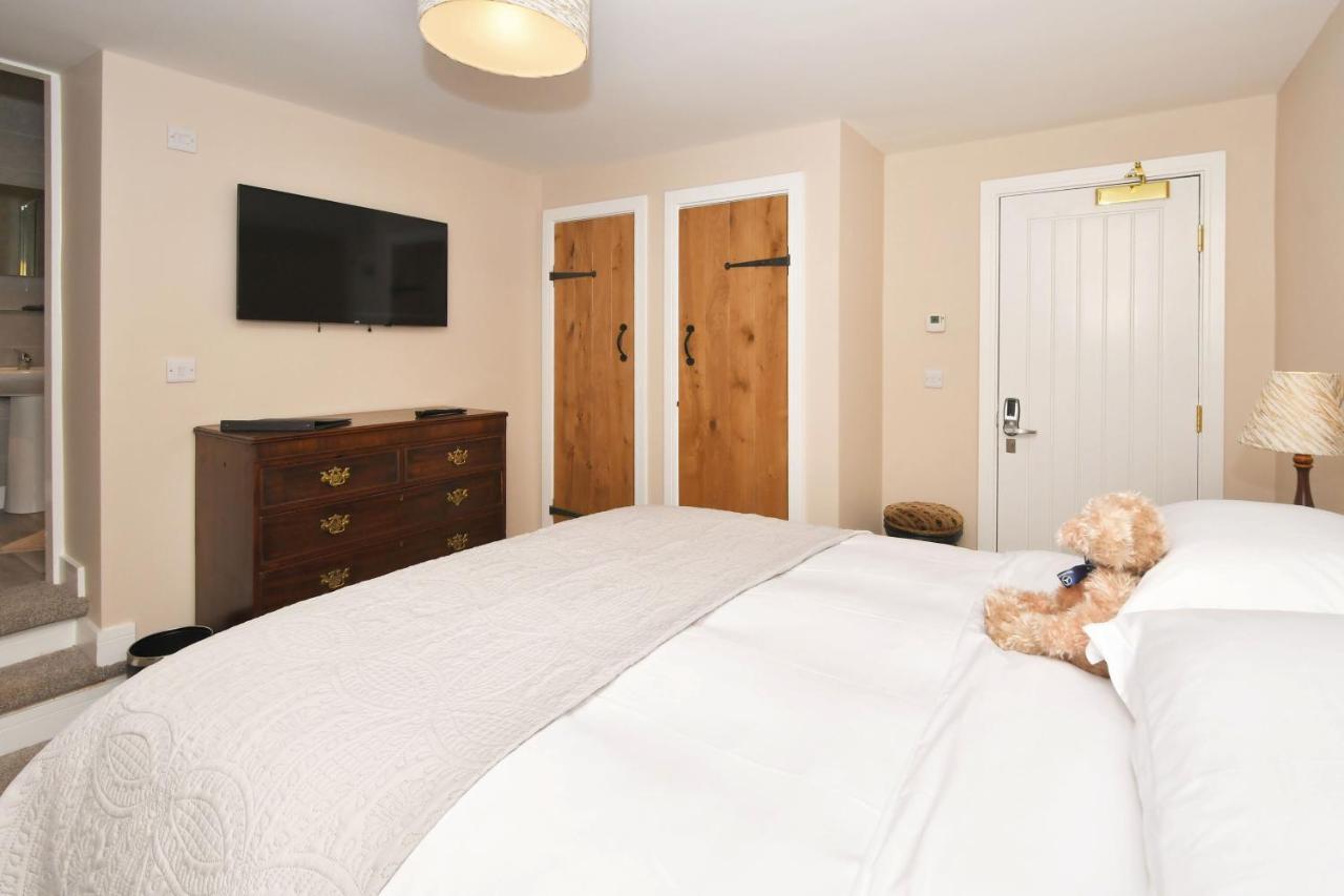 Отель The Royal Oak Biddulph  Экстерьер фото