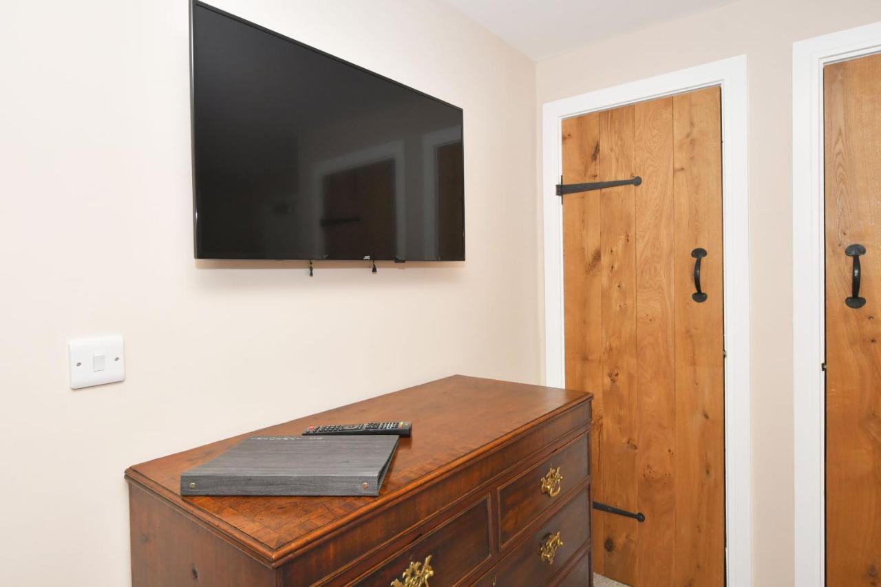 Отель The Royal Oak Biddulph  Экстерьер фото
