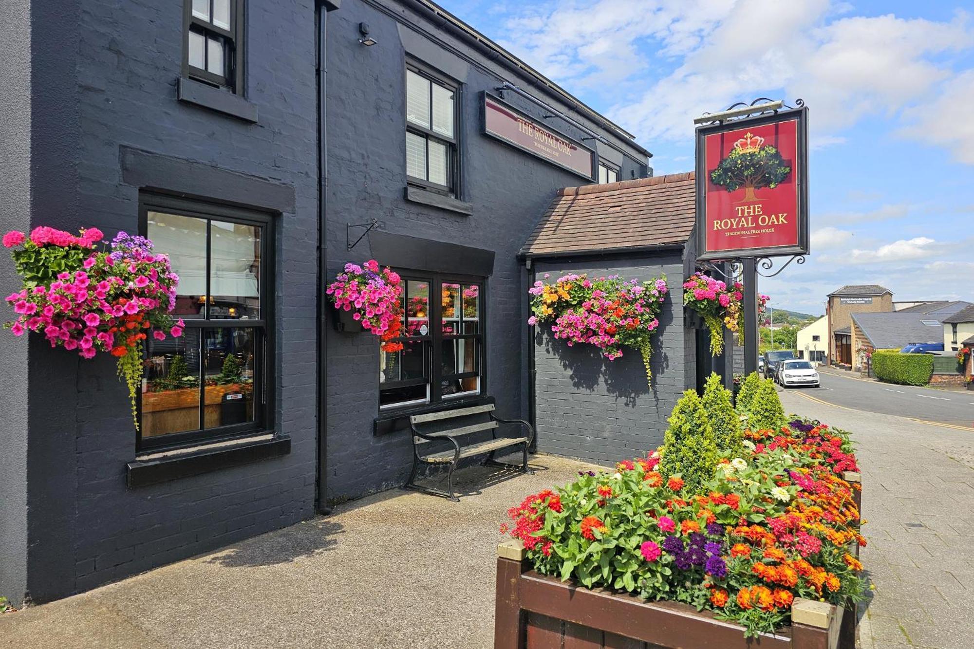 Отель The Royal Oak Biddulph  Экстерьер фото